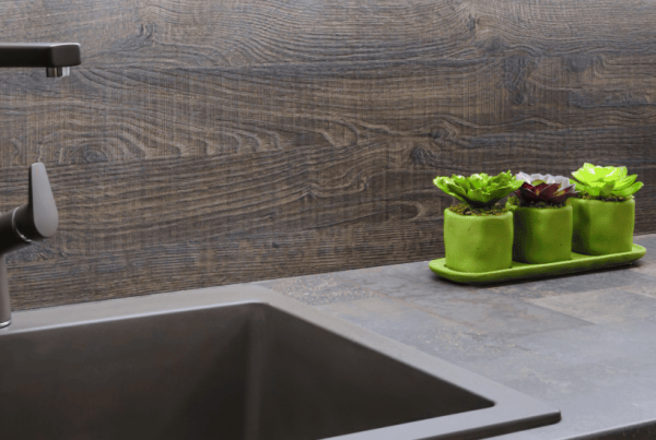 Image décorative. Un évier de cuisine moderne avec robinetterie noire.