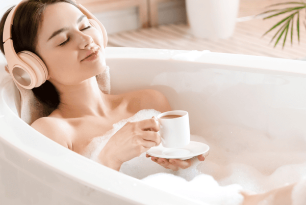 Personne se relaxant dans sa baignoire balnéo