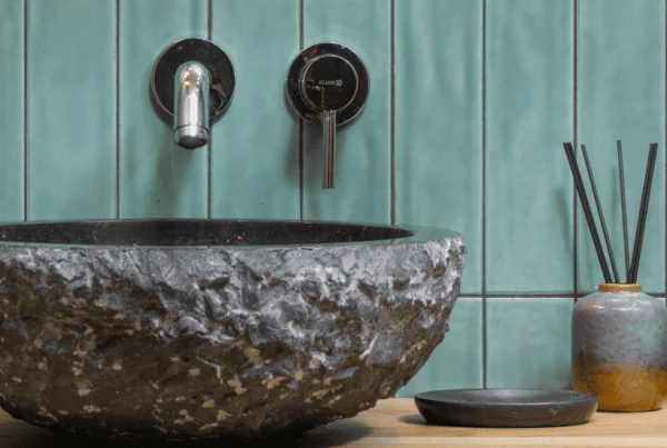 Lavabo avec robinetterie encastrée et carrelage zellige bleu
