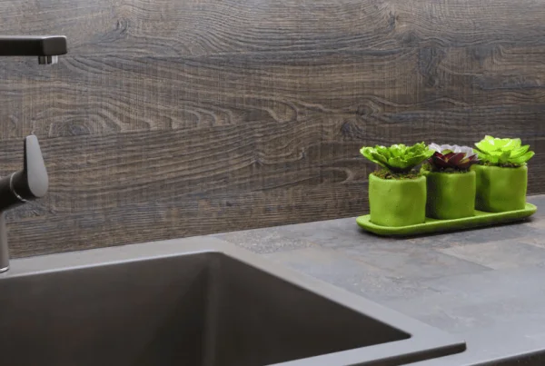 Image décorative. Un évier de cuisine moderne avec robinetterie noire.