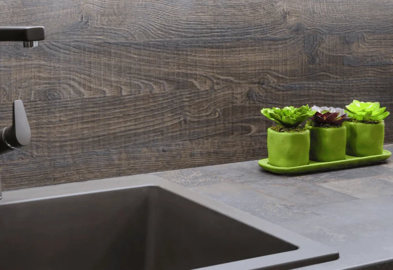 Image décorative. Un évier de cuisine moderne avec robinetterie noire.