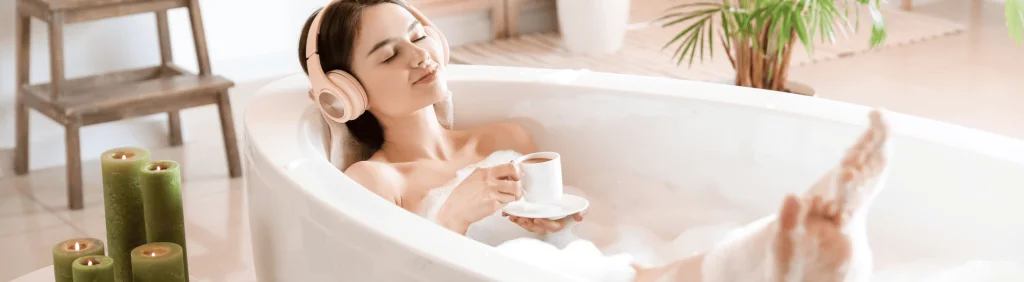 Personne se relaxant dans sa baignoire balnéo
