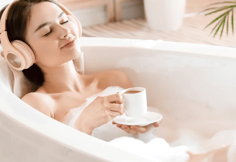 Personne se relaxant dans sa baignoire balnéo