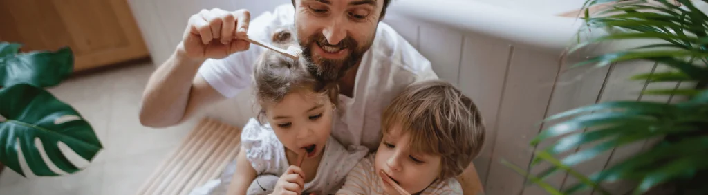 Salle de bain zéro déchets. Parent et enfants se brossent les dents.